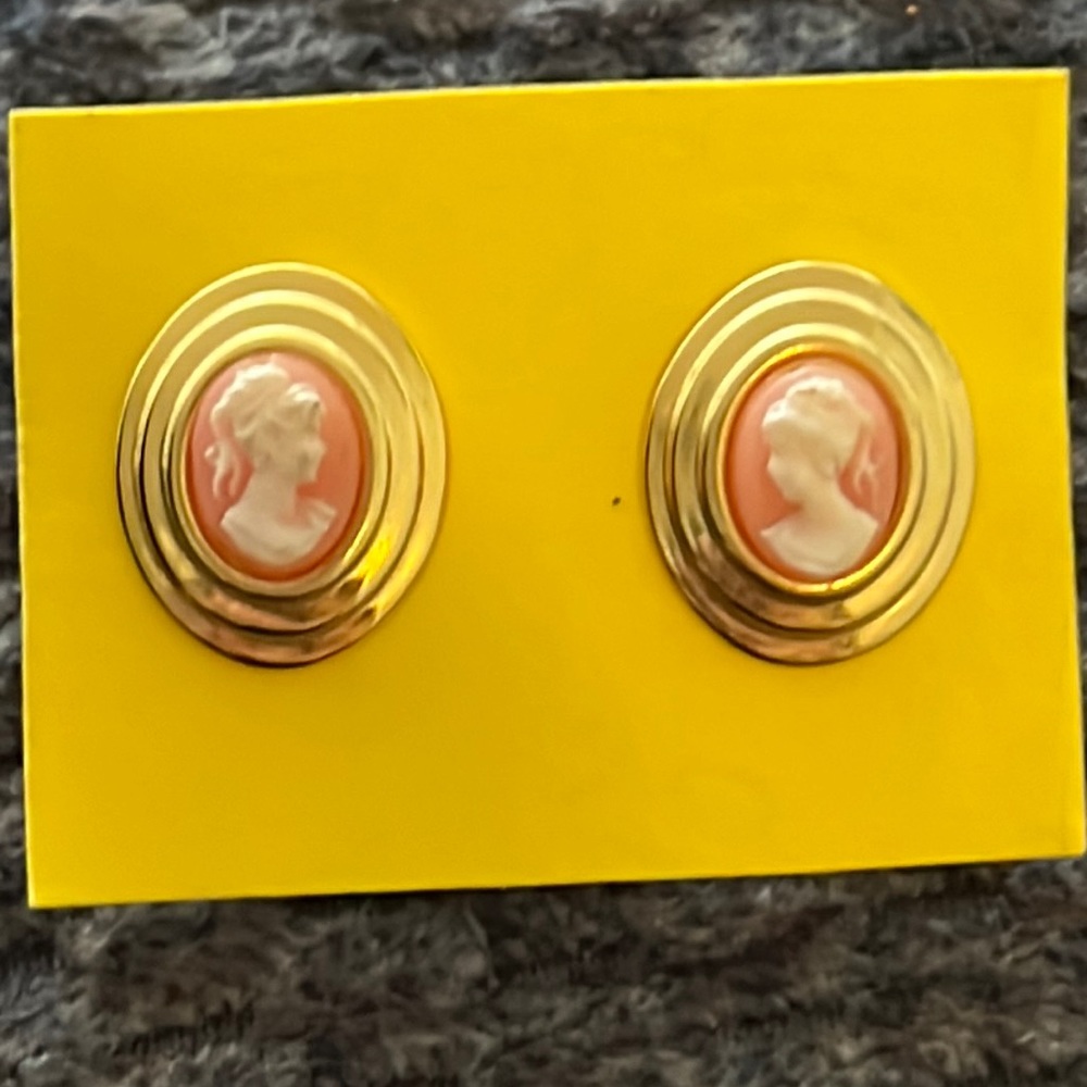 Vintage Cameo earrings